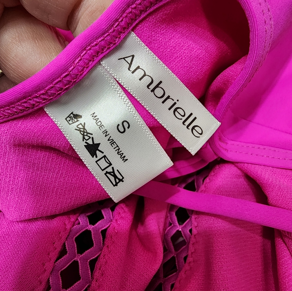 NWOT Ambrielle Swimsuit Small One Piece Pink Embroidered Beach Swim MSRP 89 B573 - Picture 4 of 6